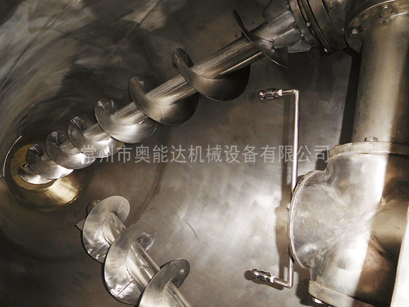 單錐雙螺旋混合機(jī)內(nèi)部結(jié)構(gòu)加裝噴液